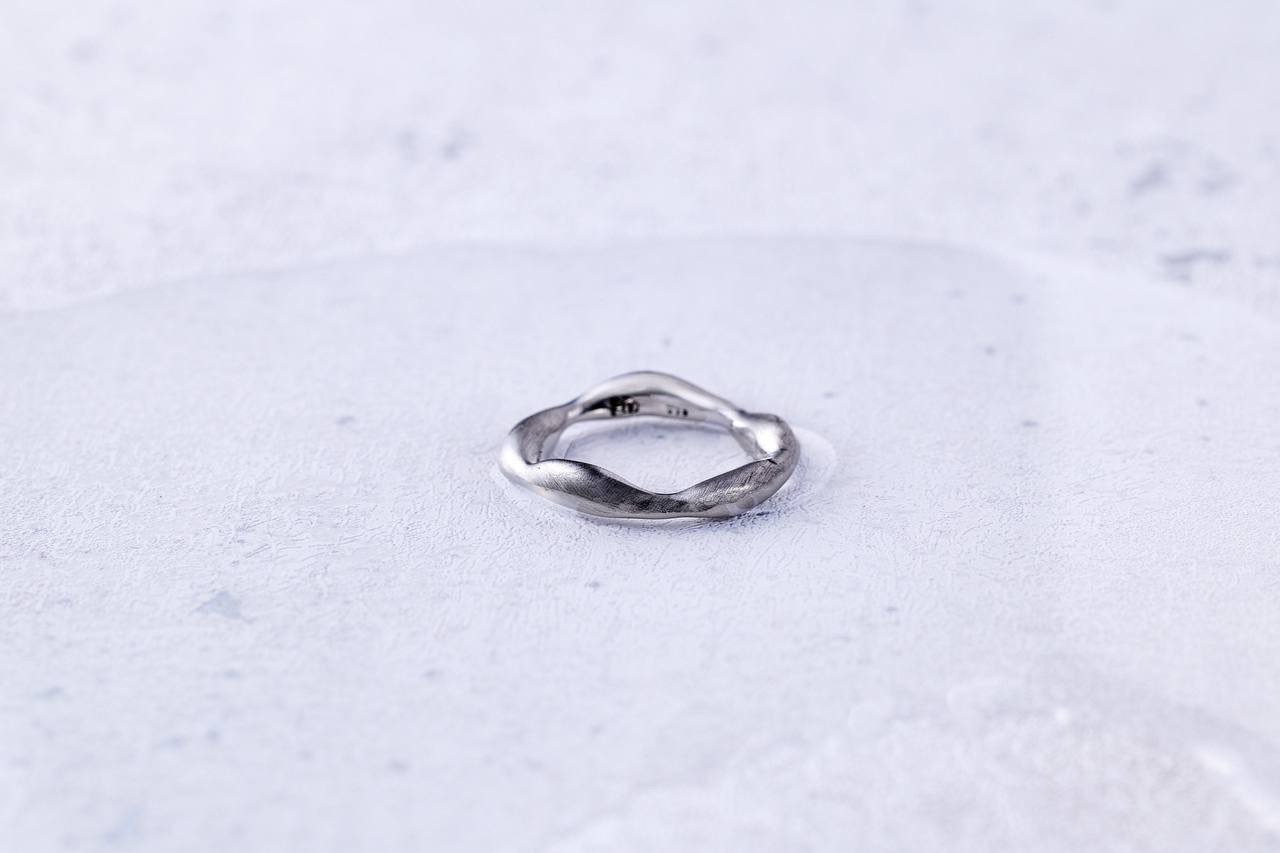 Uneven Curved Ring
