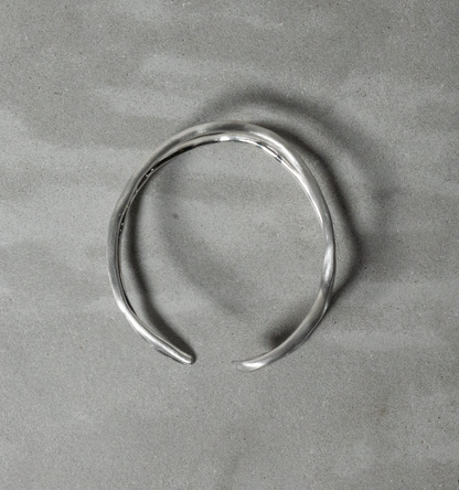 Contemporary one way bracelet