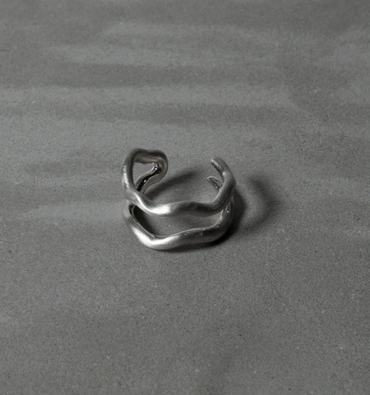 Contemporary one way ring