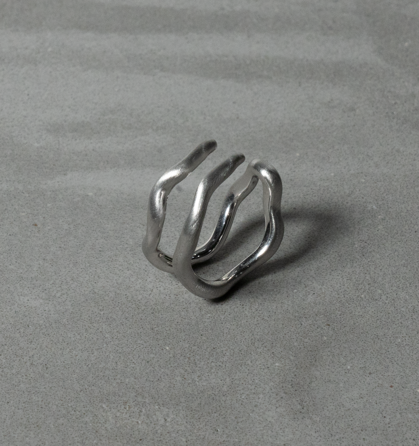 Contemporary one way ring