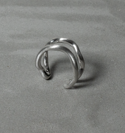 Contemporary one way ring