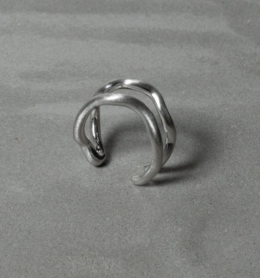 Contemporary one way ring